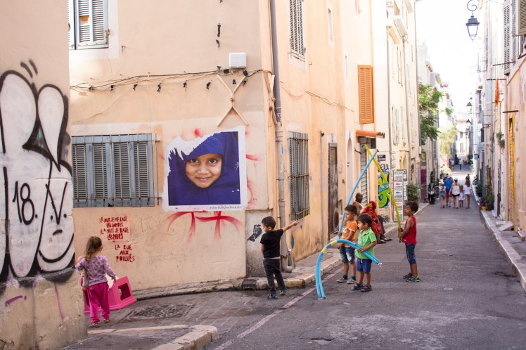 9. jsou prázdniny - děti nikam nejedou, celé dny tráví na ulici